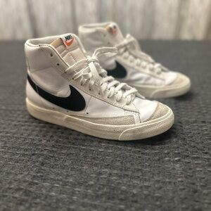 Nike Blazer Mids 77 CZ1055-100 size 9.5 sneakers